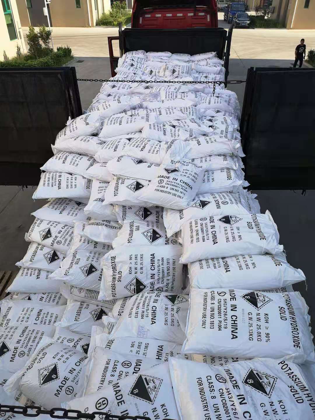 氫氧化鉀變成黑色的原因是什么？